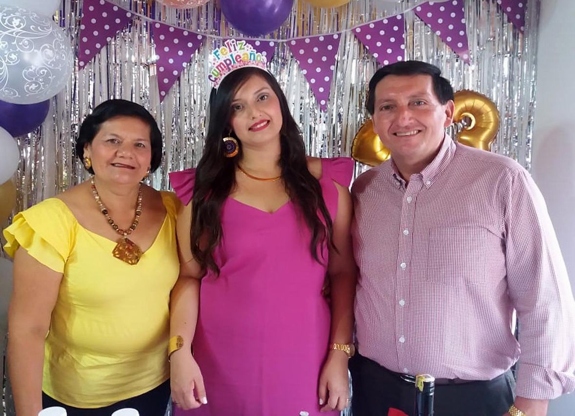 Rosalba Endo, Tatiana Cerón Endo y Libardo Cerón.